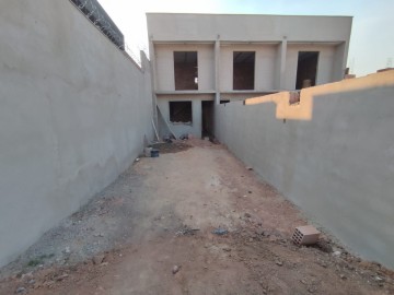 Casa Geminada à Venda